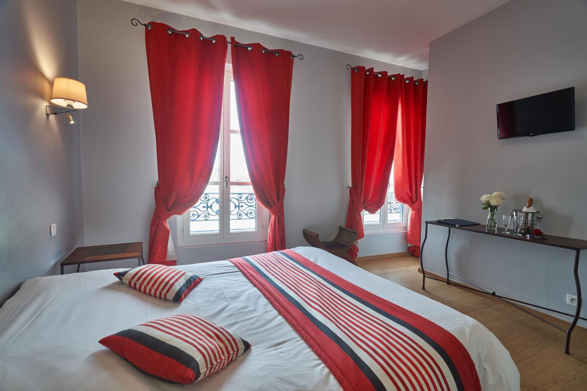 Logis Hotel De La Tour Libourne Eksteriør billede