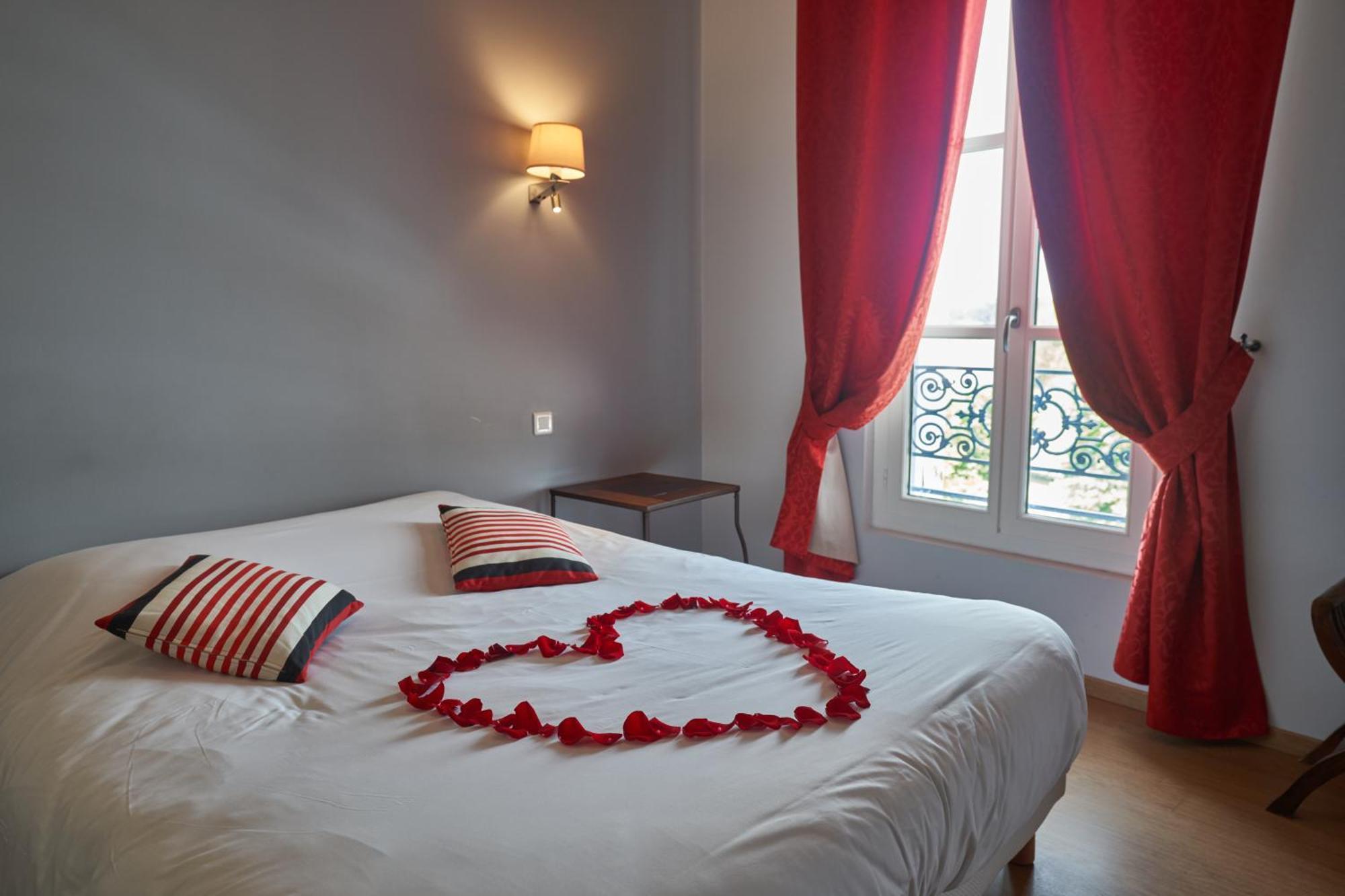 Logis Hotel De La Tour Libourne Eksteriør billede