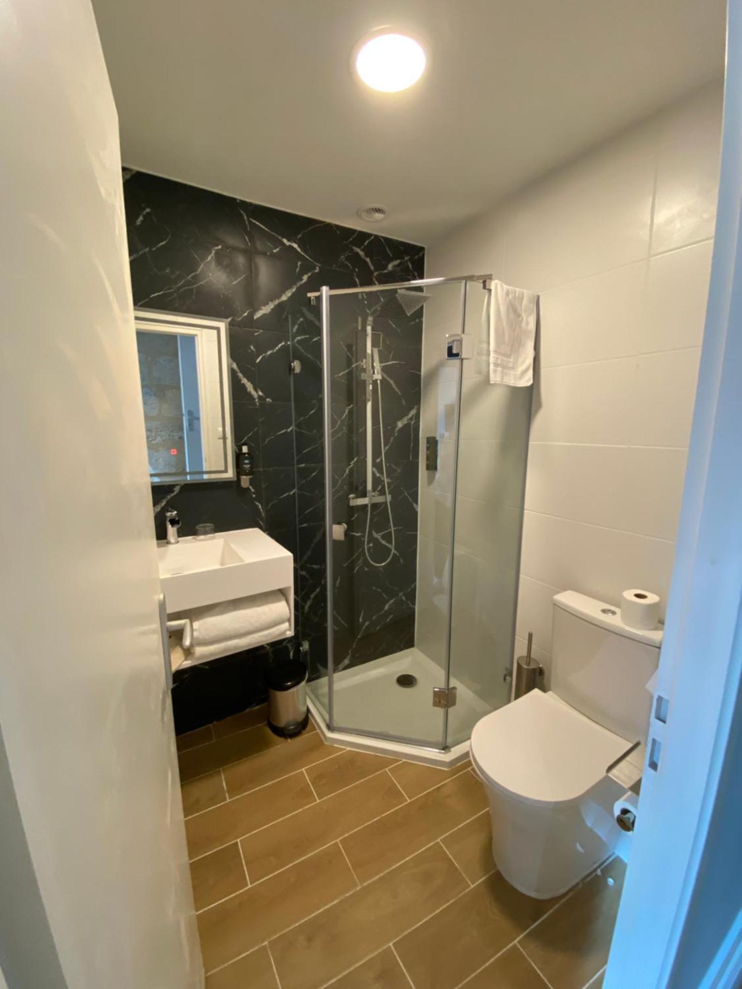 Logis Hotel De La Tour Libourne Eksteriør billede