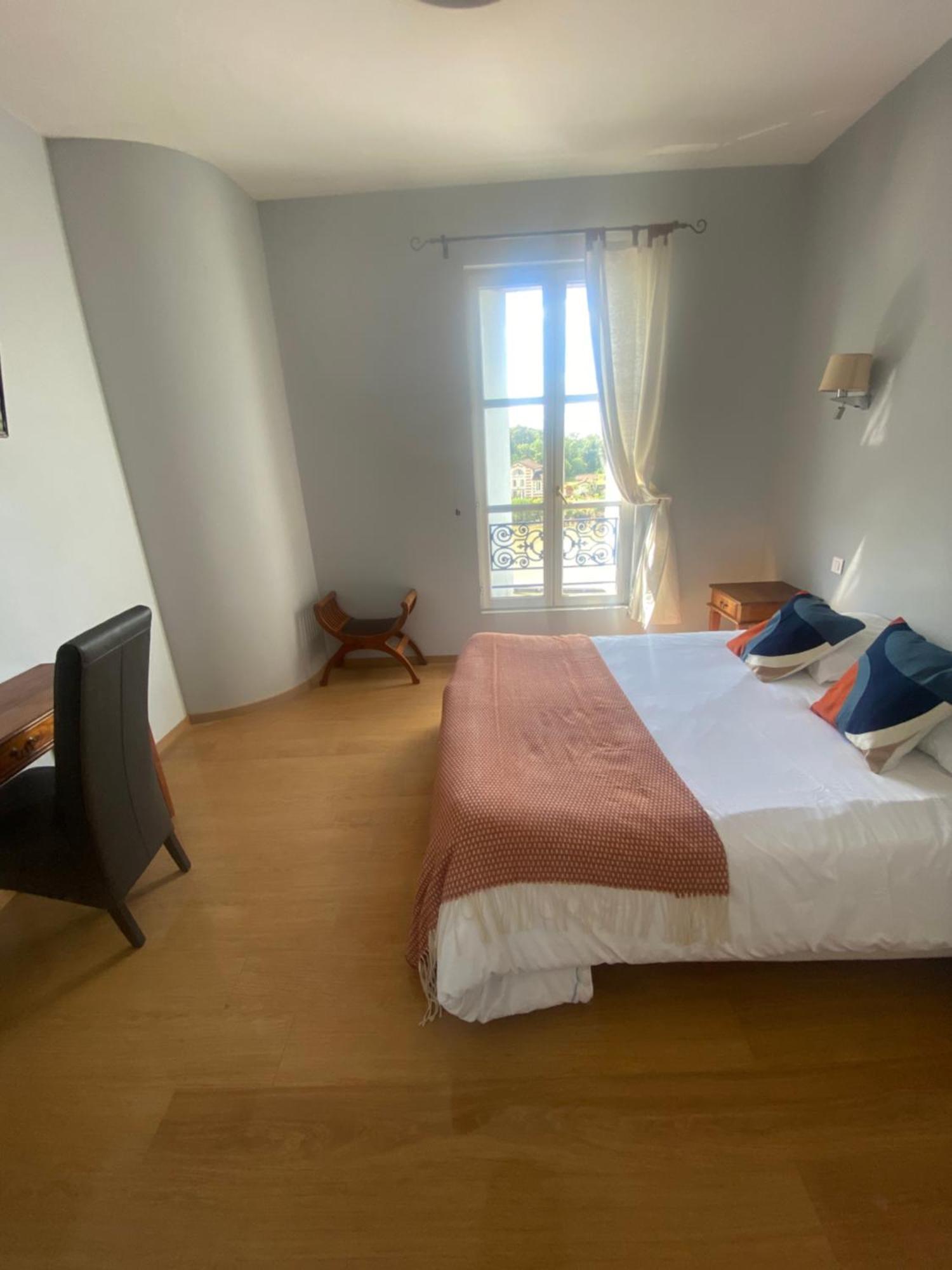 Logis Hotel De La Tour Libourne Eksteriør billede