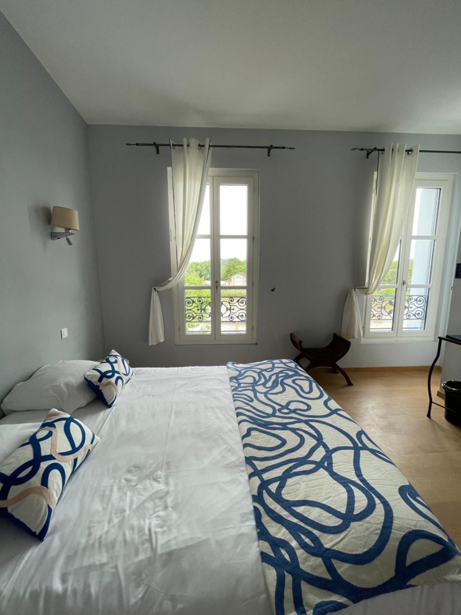 Logis Hotel De La Tour Libourne Eksteriør billede