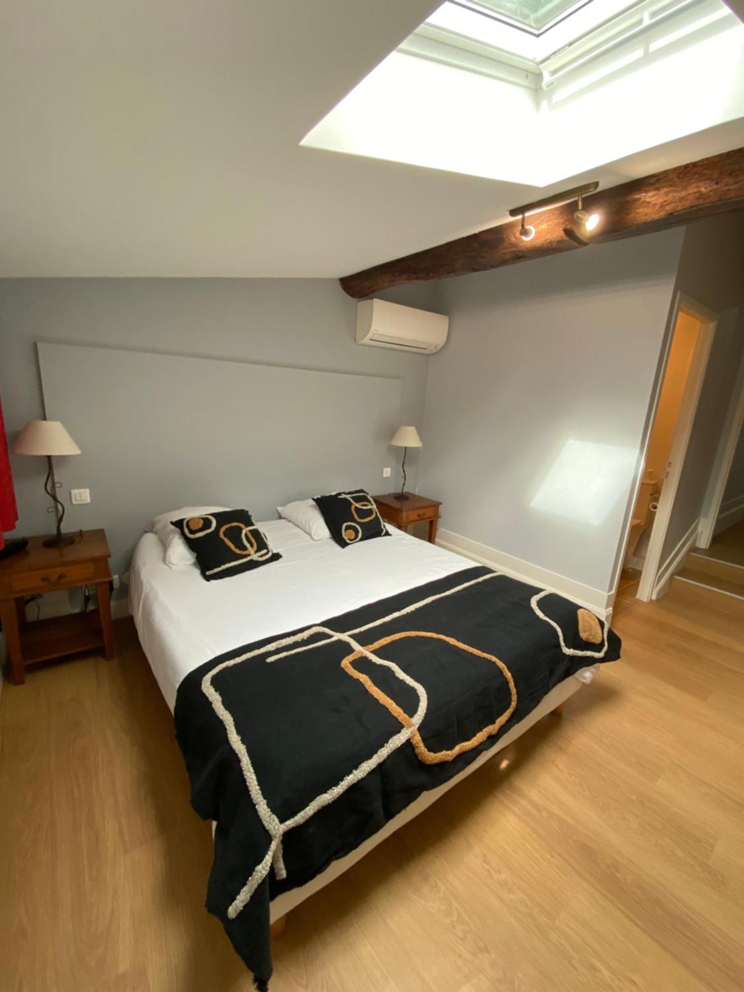 Logis Hotel De La Tour Libourne Eksteriør billede